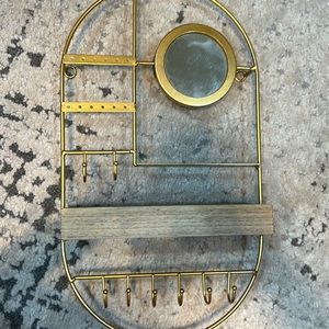 Hang ip jewelry with a little mirror